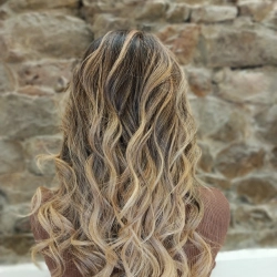 Cliente bionda con balayage