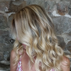 Cliente bionda con colpi di sole