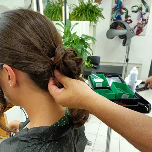 Cliente alla quale Jonathan sta tagliando i capelli