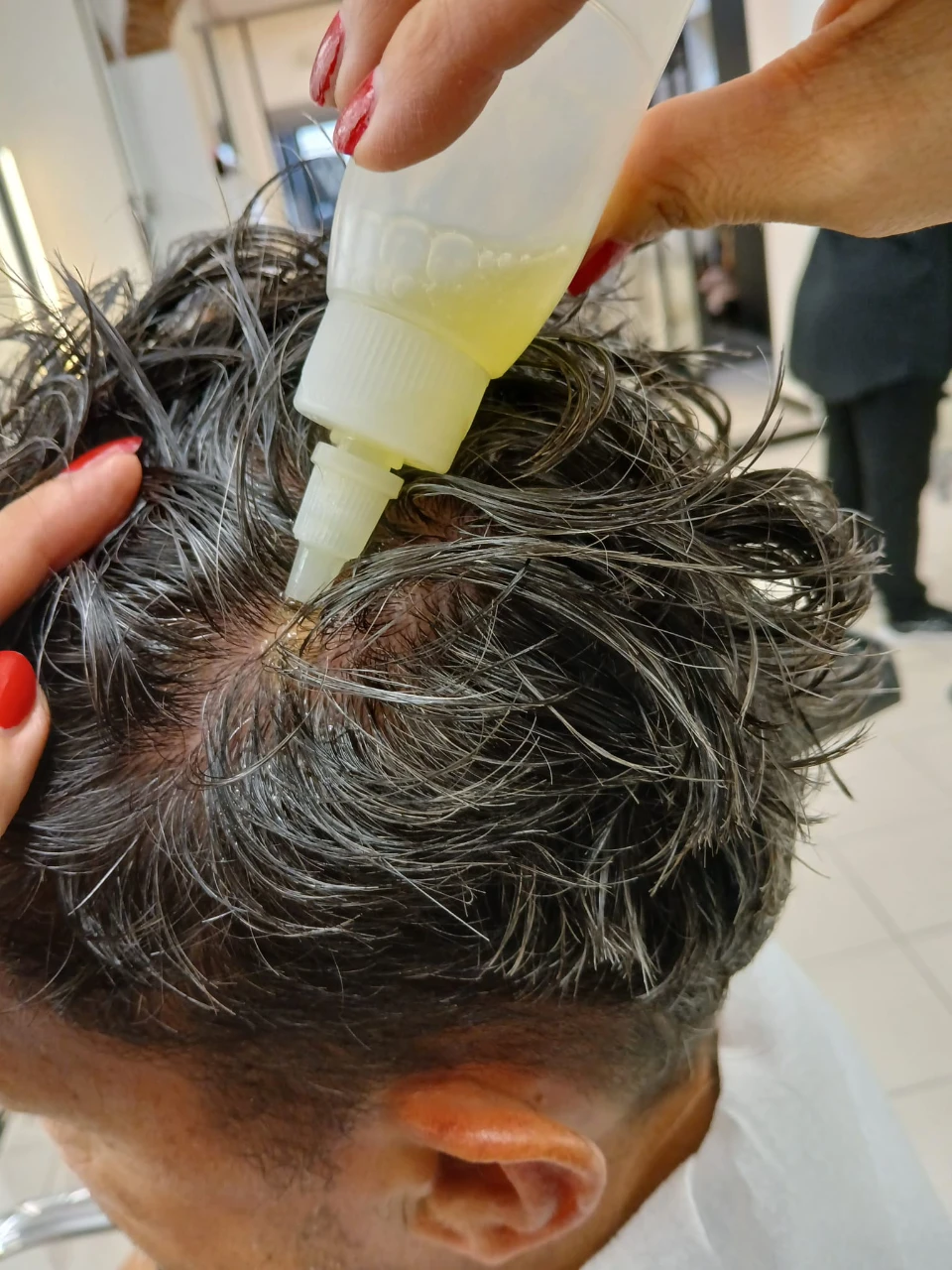 applicazione di olio essenziale sul cuoio capelluto