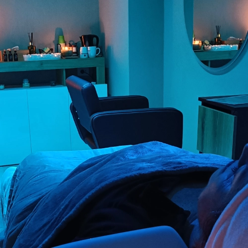 Donna rilassata nella stanza esclusiva della Hair Spa di Pisa Vannini