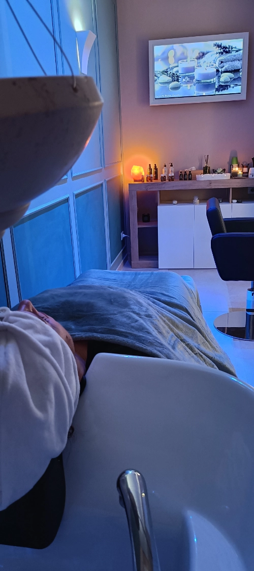 Una donna distesa nella hair spa di Pisa Vannini