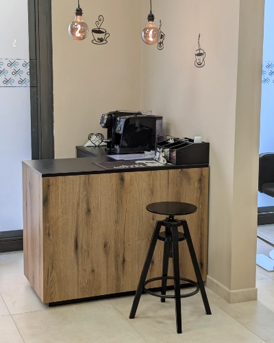 Dettaglio zona caffè nel Salone Parrucchiere, Tricologia e Hair Spa Vannini Pisa